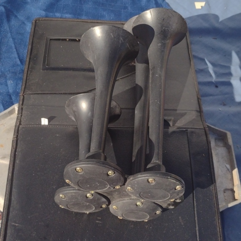 Automotive Quad Air Horns on threaded Base